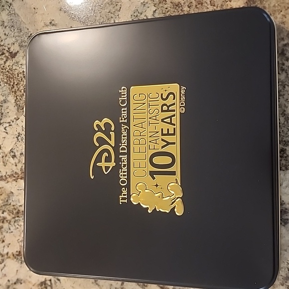 D23 10 Year Anniversary pin set - Picture 1 of 2